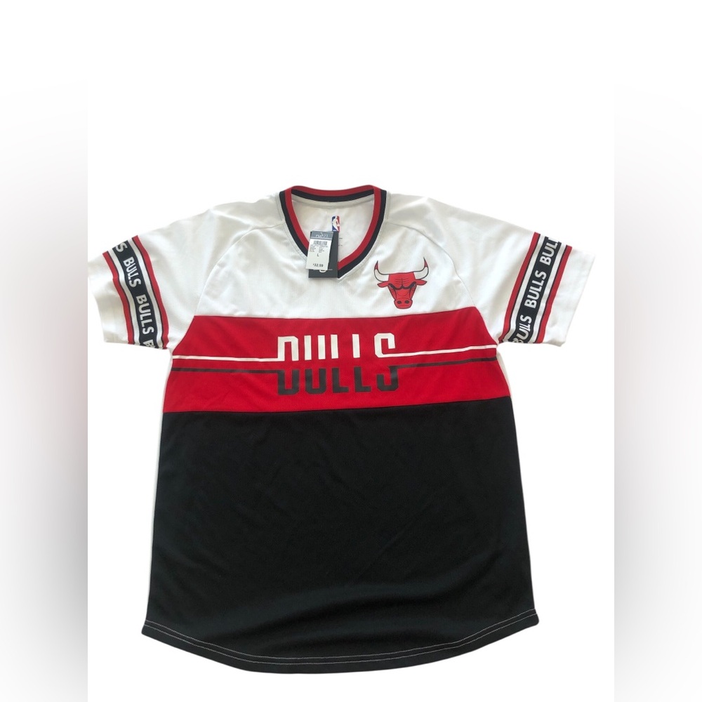 New Mens Bulls shirt size large